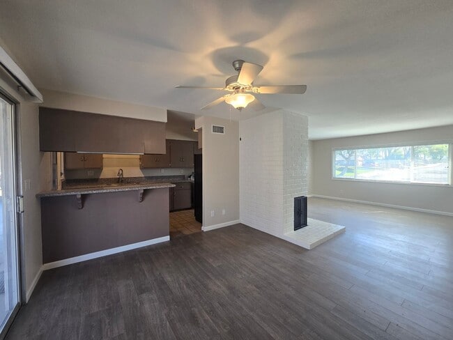 Building Photo - Charming Single Story Home