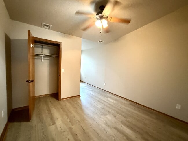 Building Photo - 2202 Lakeview Dr