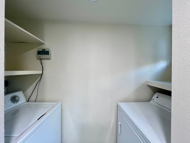 Building Photo - Great Townhome in the Pocket area close to everything!