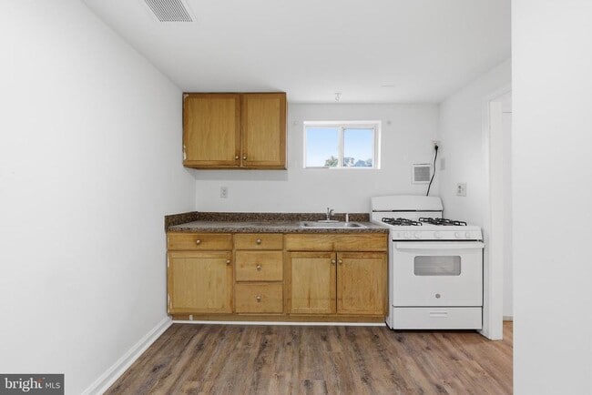 Building Photo - 3816 W Bay Ave