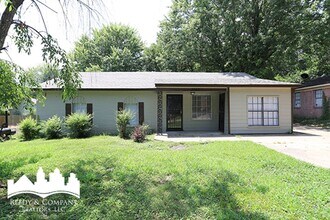 Building Photo - 3095 Normandy Dr