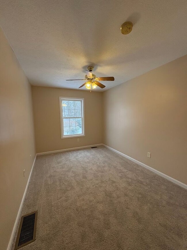 Building Photo - Three bedroom two bathroom home for rent