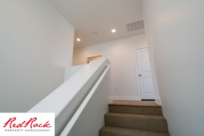 Building Photo - End Unit Townhome in Washington Fields wit...