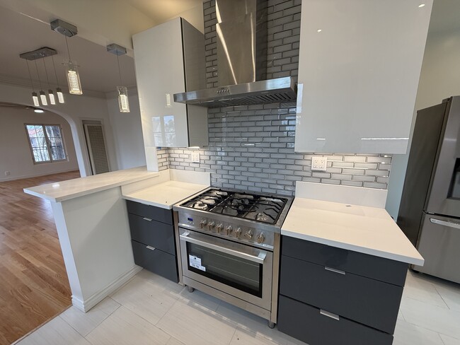 Building Photo - 1035 Meadowbrook Ave