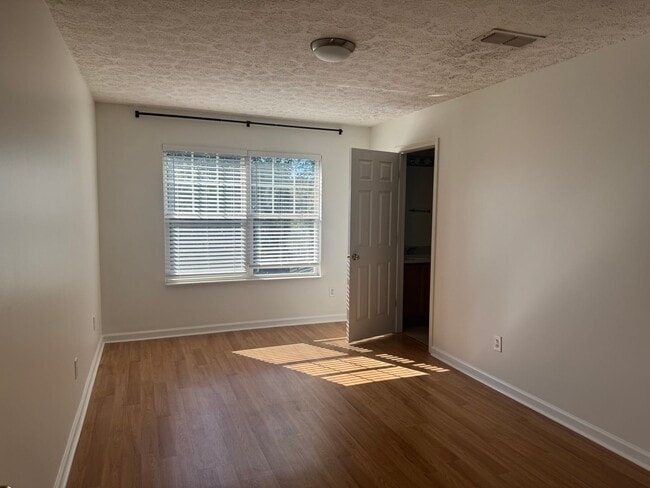 Building Photo - Great 2BR Townhome in Bellevue