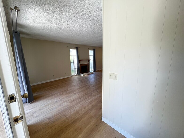 Building Photo - 28549 Conejo View Dr