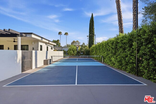Building Photo - 22935 Oxnard St