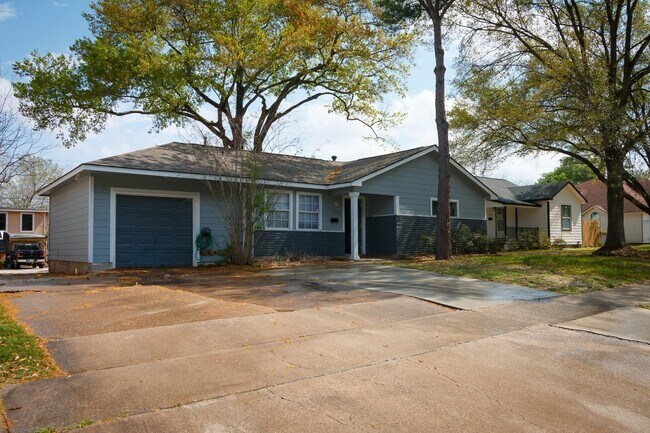 Building Photo - 1723 Alta Vista St