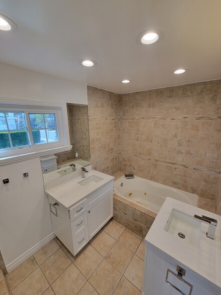 Master Jacuzzi - 5766 Lake Lindero Dr