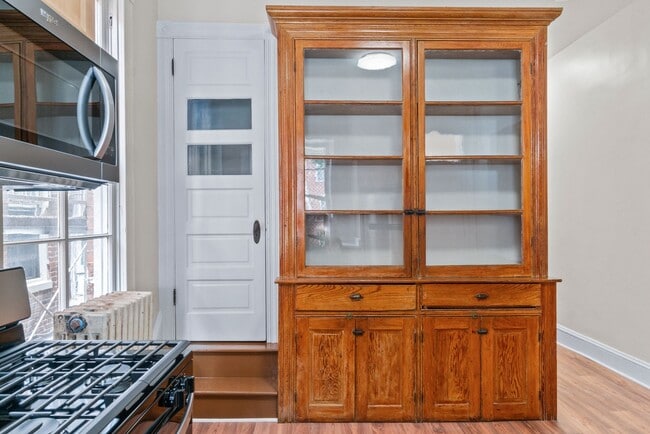 Building Photo - Spacious 6BR/2.5BA in CV AVAILABLE June 2026