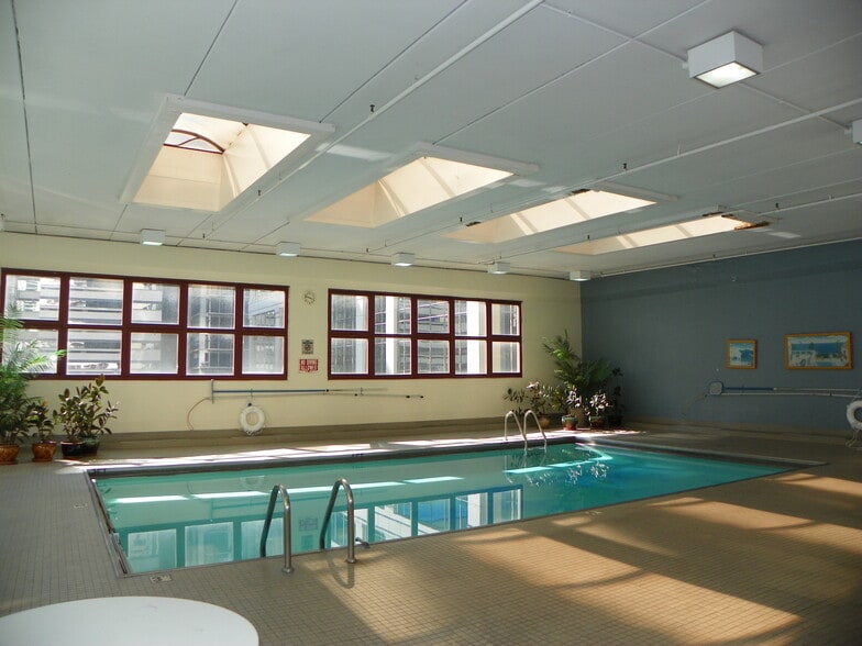 in-building swimming pool - 200 N Dearborn St