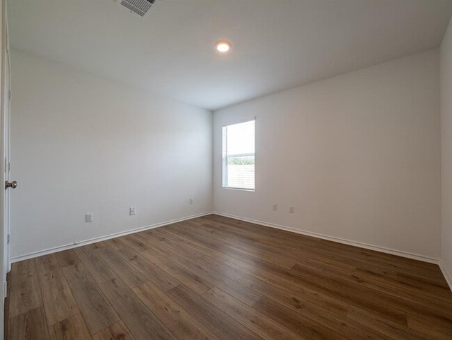 Building Photo - 702 Silver Springs Bend