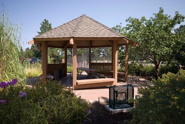 Building Photo - PRE-LEASE! 2 bed 1.5 Bath Condo at The Wimbledon!