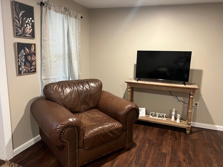 Building Photo - 76 Parkway Dr