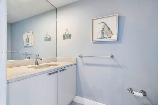 Building Photo - 2650 Lake Shore Dr