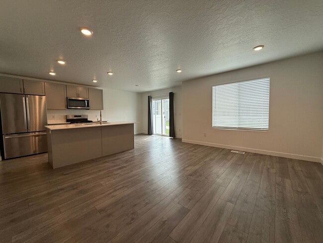 Building Photo - Beautifully Updated 4-Bedroom Townhome in ...