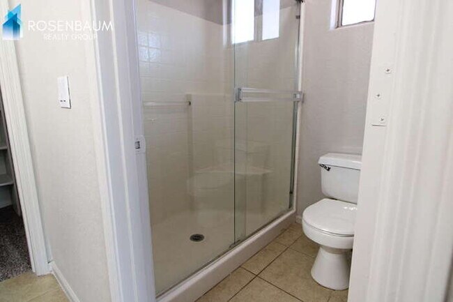 Building Photo - Beautiful 3-beds, 2.5-baths home nestled in Surprise!