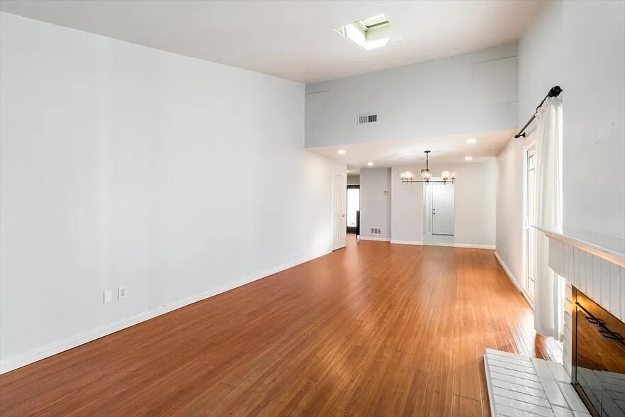 Building Photo - 12969 Calle de las Rosas