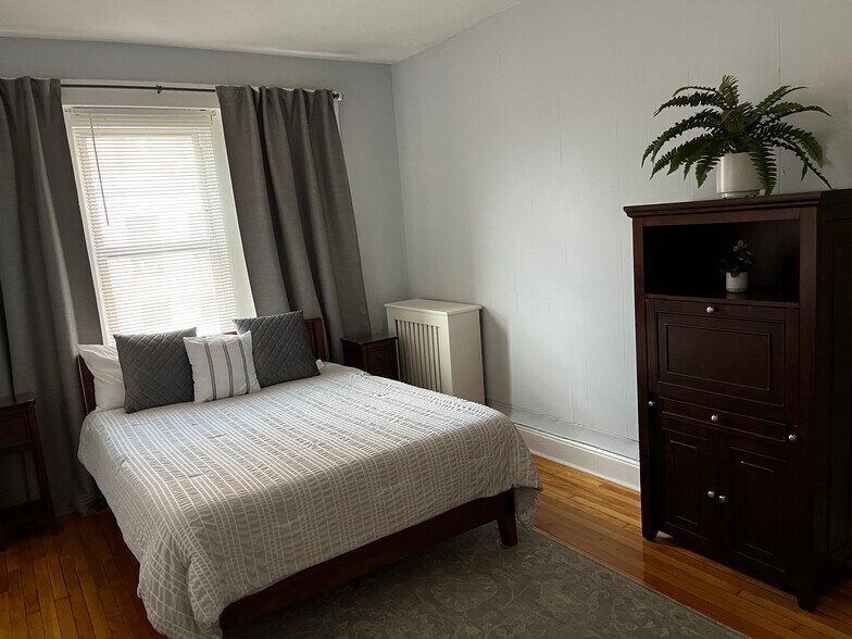 Building Photo - 32 Reedsdale St