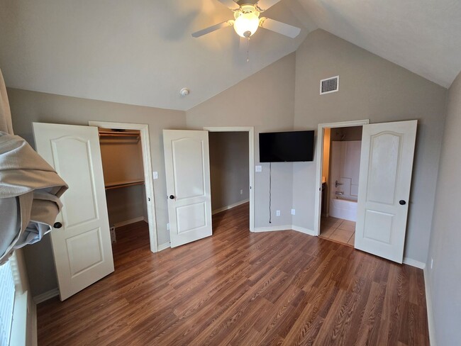 Building Photo - College Station - 2 bed - 2 1/2 bath Townh...