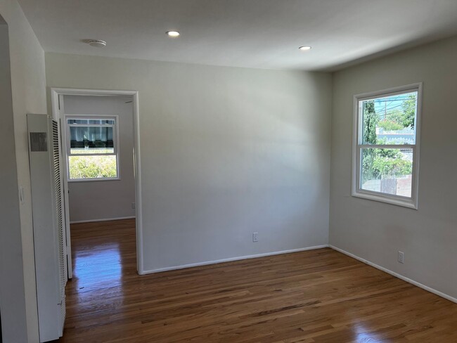 Building Photo - 1 Bedroom 1 Bath Completely Remodeled Apar...