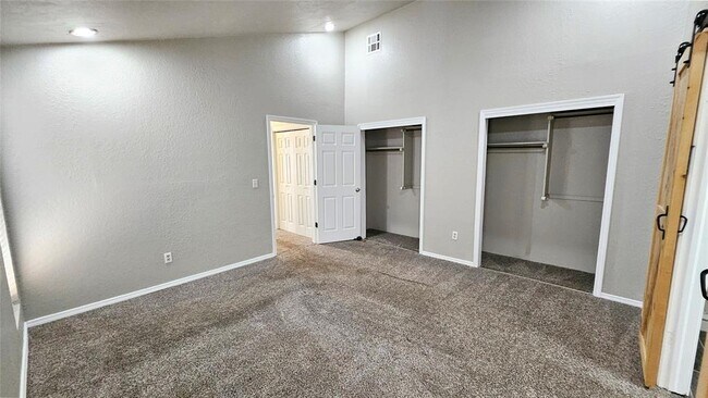 Building Photo - 10029 S Fairview Dr
