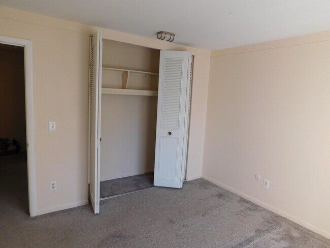 Building Photo - 444 N Fox Hills Dr