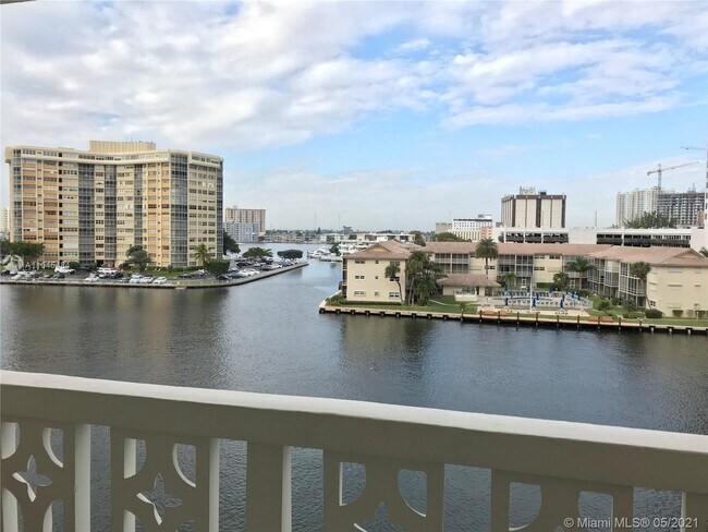 Building Photo - 1817 S Ocean Dr