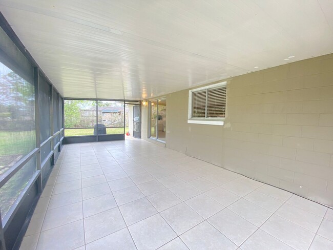 Building Photo - 3 Bed / 2 bath / 1 Car Garage Home with La...