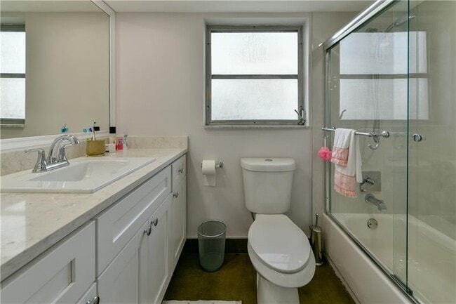 Building Photo - 2751 N Palm Aire Dr