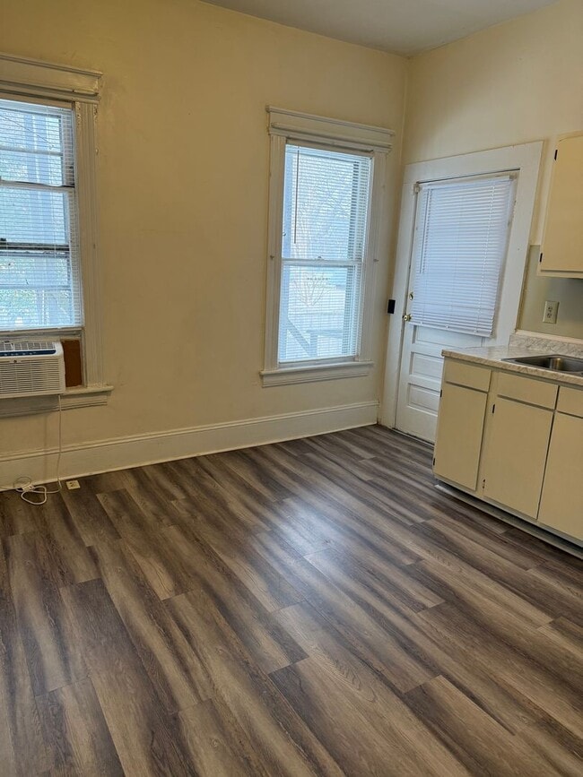 Building Photo - 1 Bedroom unit in Dunleath Historic District - Office Space & W/D Connections!