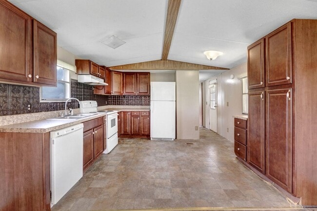 Building Photo - 2 BR, 2 BA Mobile Home w/ 2-Car Detached G...