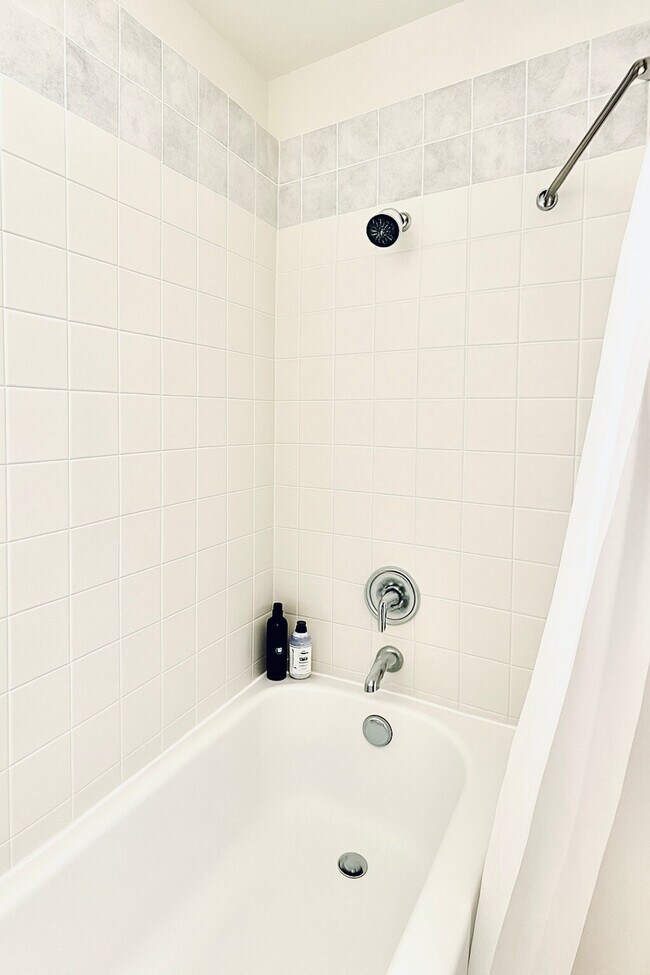 Building Photo - 11011 NE 9th St