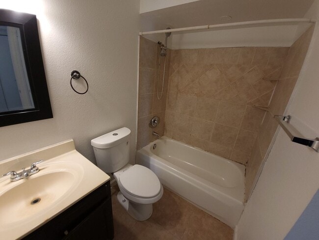 Building Photo - EXCELLENT VALUE ON THE PHOENIX/TEMPE BORDER!