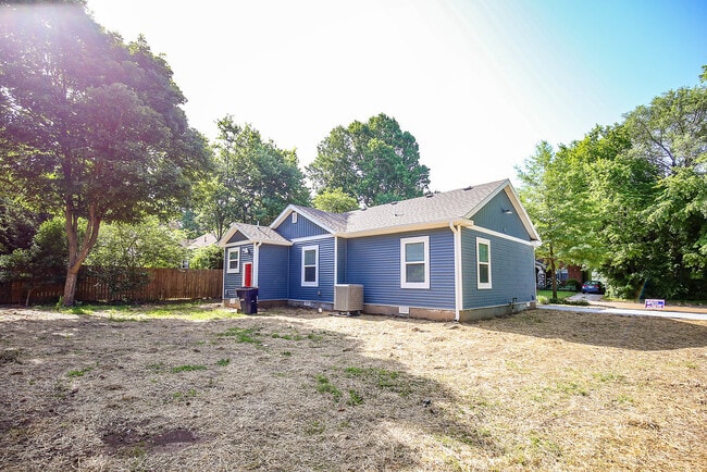 Building Photo - 615 E Meadowmere St