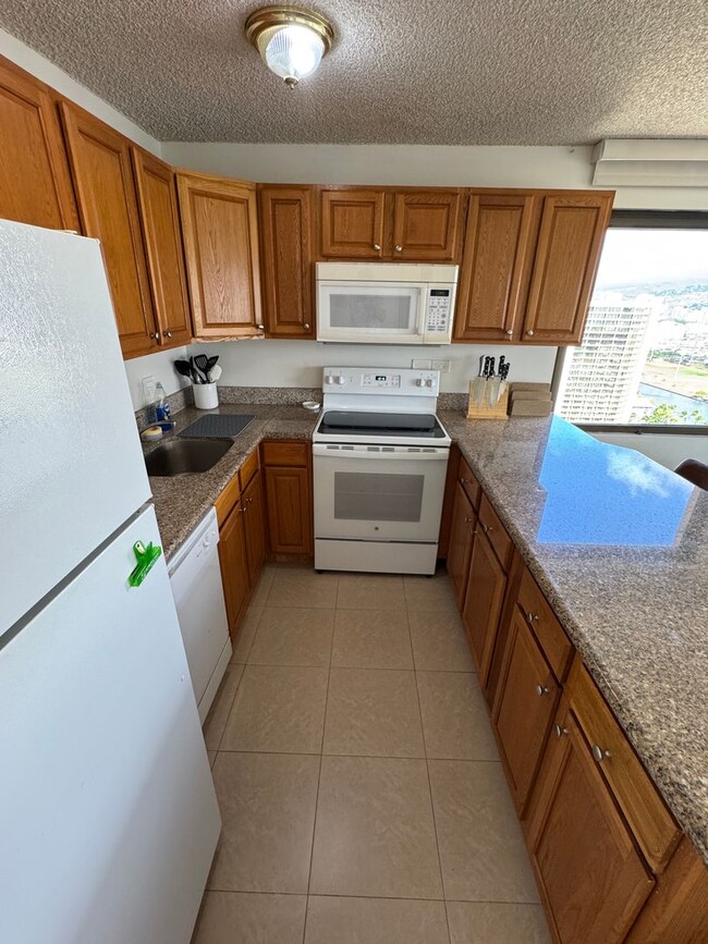 Building Photo - 1 Bedroom/1 Bath/2 Parking: Four Paddle in...