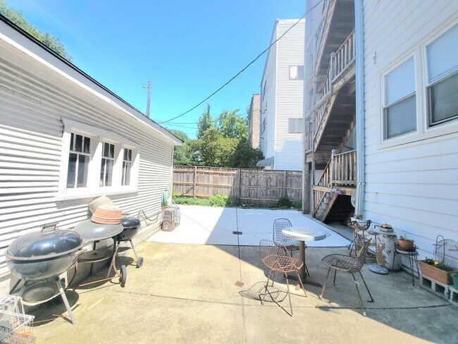 Building Photo - 6320 N Lakewood Ave