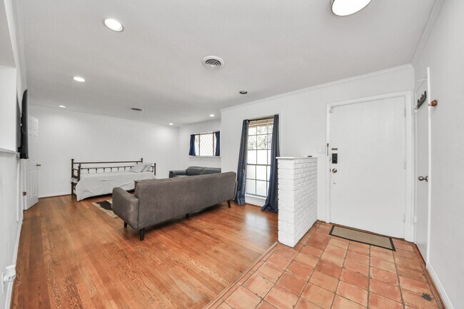 Building Photo - 5139 Beechnut St