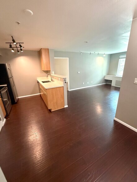 Building Photo - 1435 India St