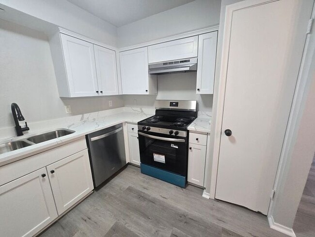 Building Photo - 3 Bedroom/2 Bathroom/1 Covered Parking Places - Remodeled