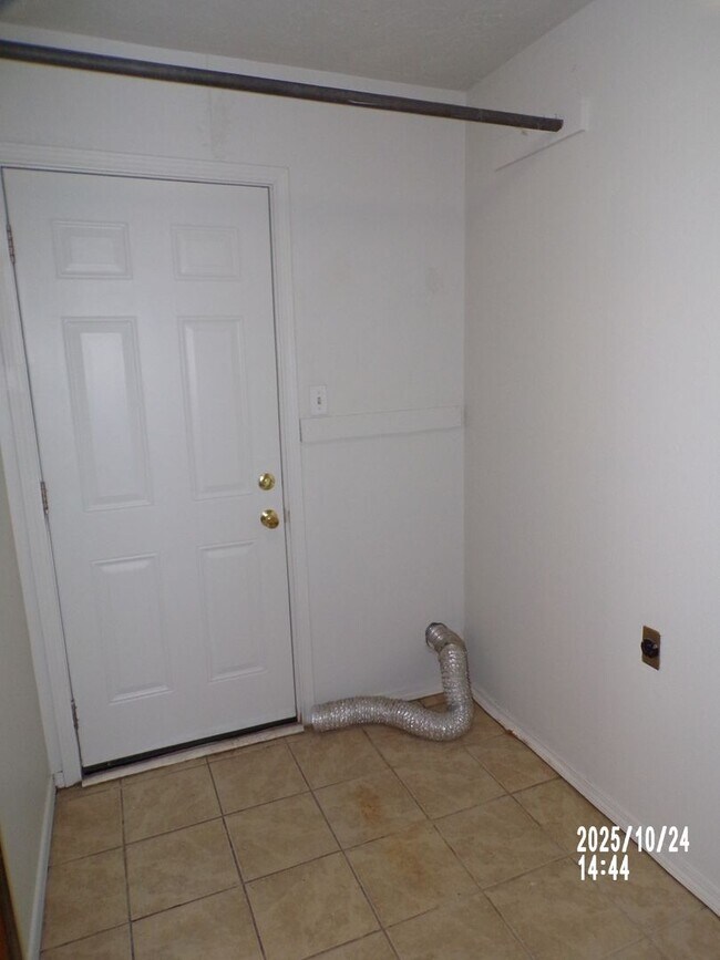 Building Photo - Very Nice home located in the Sullivan Vil...