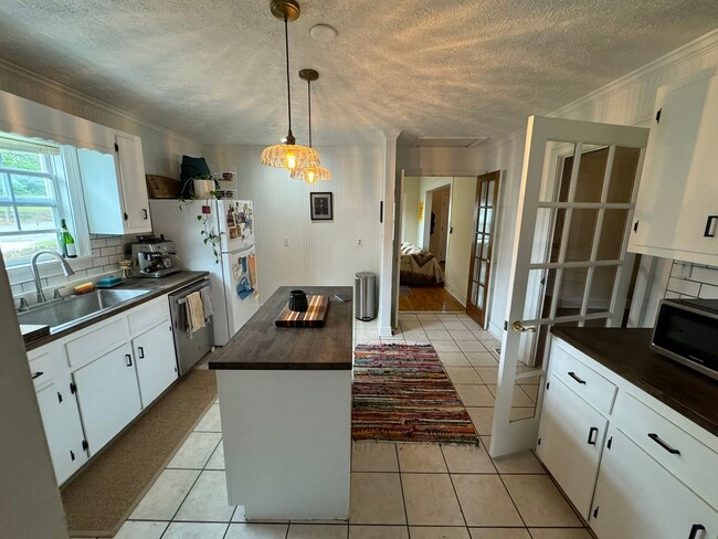 Building Photo - Updated 3bed/2bath House with Older Charm!