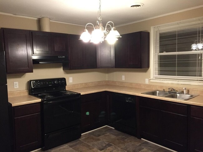 Building Photo - 4 Bedroom 2 Bath Home Available Immediately!