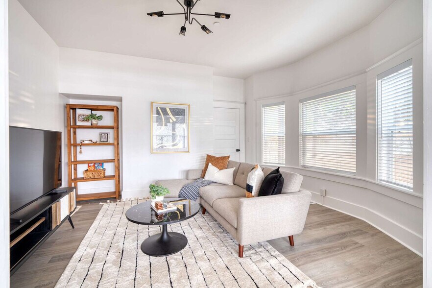 Building Photo - 317 NE Beech St