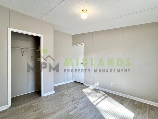 Building Photo - 323 Tabor Dr