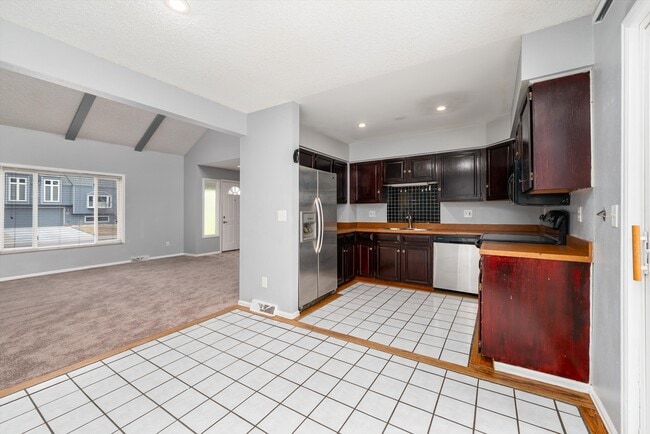 Building Photo - 5025 E Weaver Ave