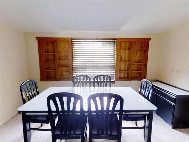 Building Photo - 2 Bed 1 Bath Pet Friendly with Fenced Yard...