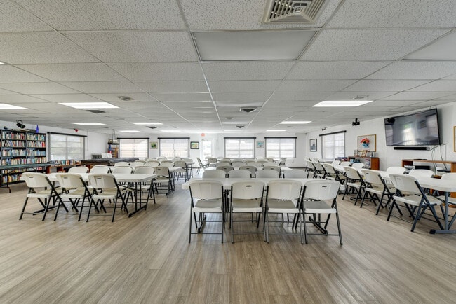 Building Photo - 3817 Lake Bayshore Dr