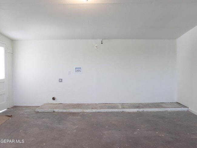 Building Photo - Beautiful 3 bed/2 baths and more for RENT