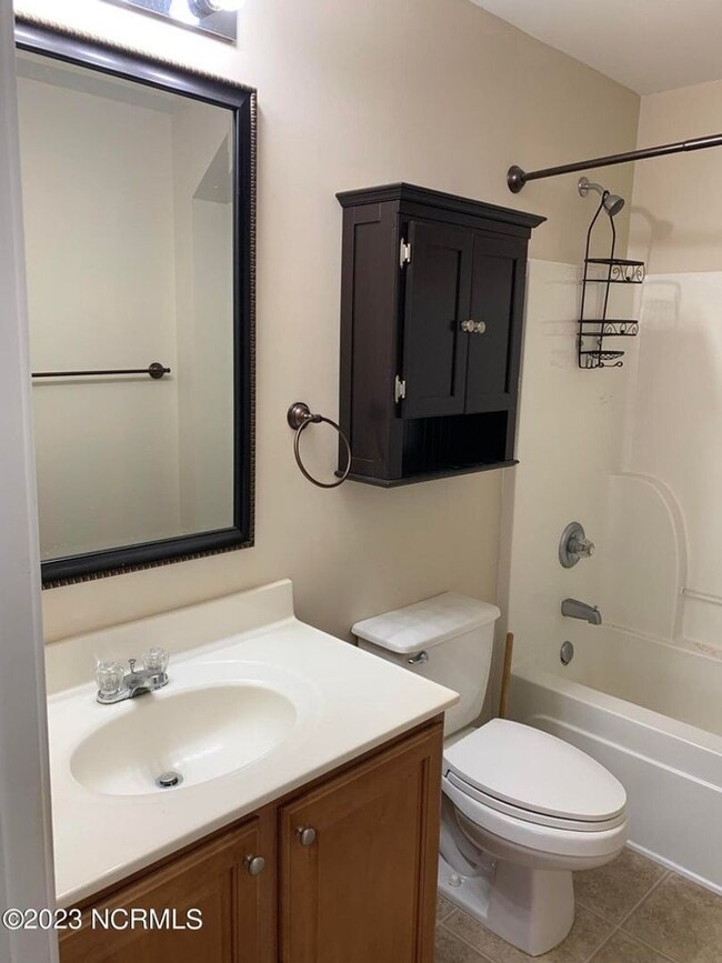 Building Photo - 3 Bed 3.5 Bath Townehome